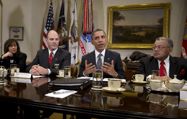 President Obama meets with cops to discuss civilian disarmament (courtesy (lasvegassun.com/news)