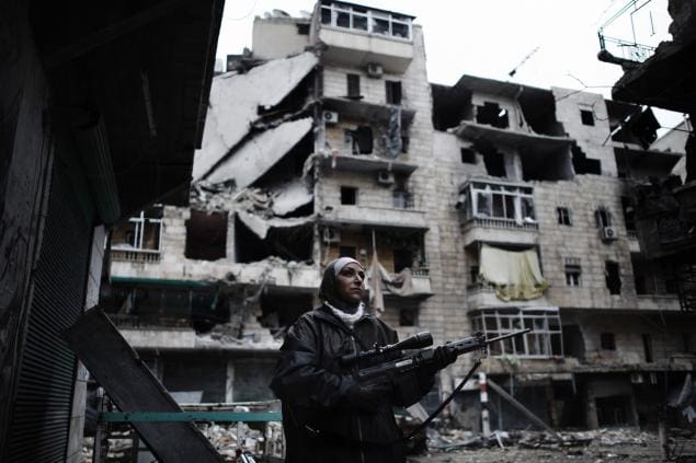 Syrian sniper holds FN rifle (courtesy Alessio Romenzi @ nydailynews.com)