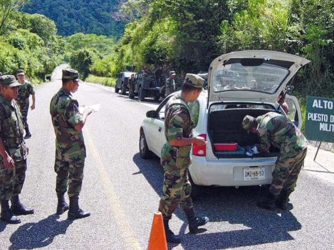 Mexican military search for illegal weapons (courtesy excelsior.com.mx)