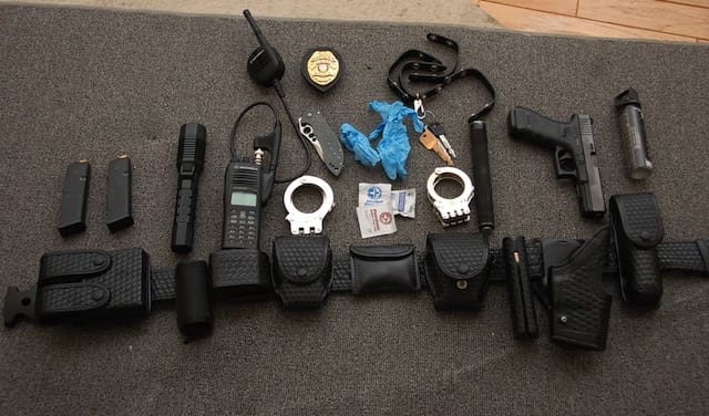 Cop duty belt stuff, with Glock G22 (courtesy forums.officer.com)