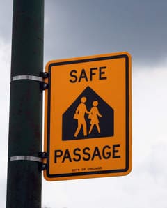 Chicago 'safe passage' sign courtesy gopthedailydose.com