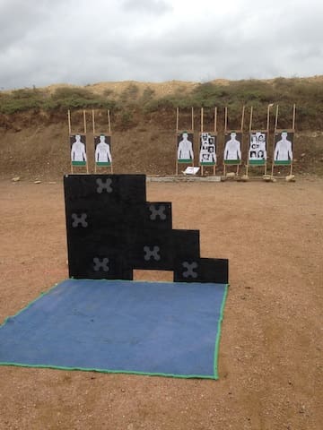 Hex Tactical training at Best of the West range in Liberty Hill, Texas (courtesy The Truth About Guns)