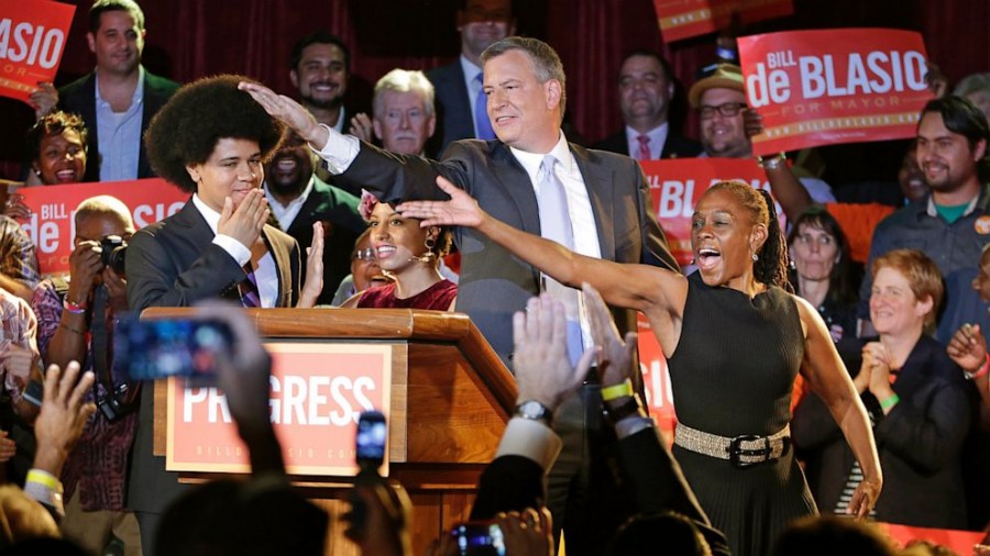 New York City Mayor Bill de Blasio does it underhand (courtesy abcnews.com)