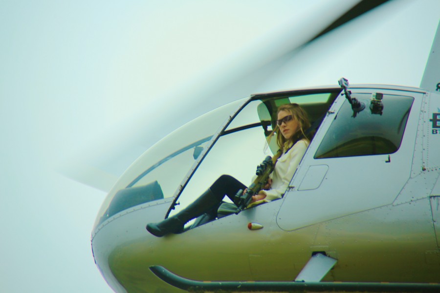 Kirsten Joy Weiss mit SCAR in a Robinson helicopter (courtesy Steve Wolf for The Truth About Guns)