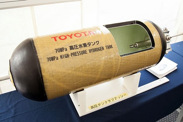 Toyota hydrogen fuel cell (courtesy green.autoblog.com)