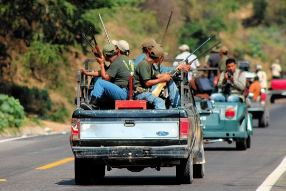 "Vigilantes" on patrol in Guerrero (courtesy latimes.com)  