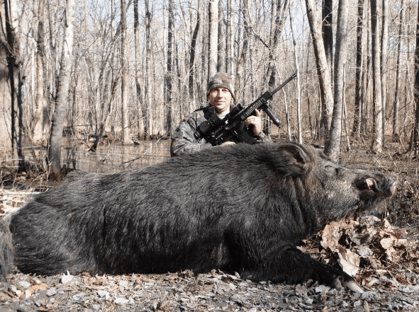 Jett Webb and dead hog (courtesy northcarolinasportsman.com)