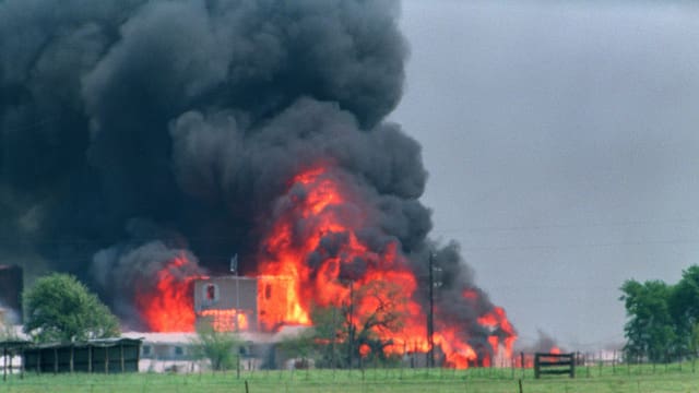 Waco Texas raid (courtesy thepoliticalwarzone.blogspot.com)