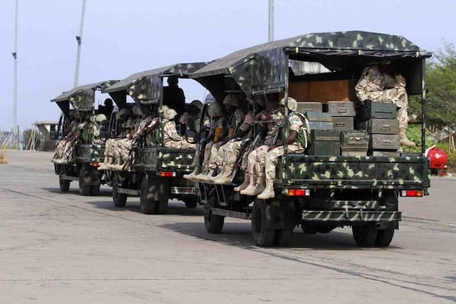 Nigerian soldiers (courtesy cknnigeria.com)