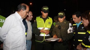 Rodrigo Guerrero talks to the Cali cops (courtesy npr.org)