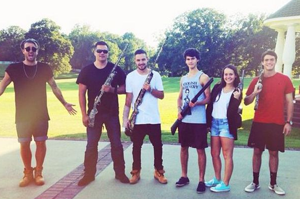 1D singer Liam Payne with bodyguard and friends at Duck Dynasty HQ (courtesy dailymirror.co.uk)