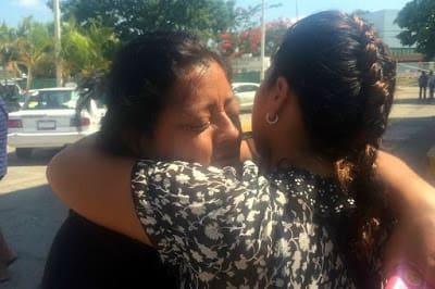 Grieving mother of executed kidnapper in Tabasco (courtesy borderlandbeat.com)