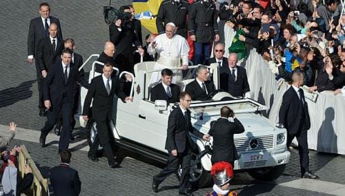 Pope Francis and friends (courtesy marymagdelan.blogspot.com)
