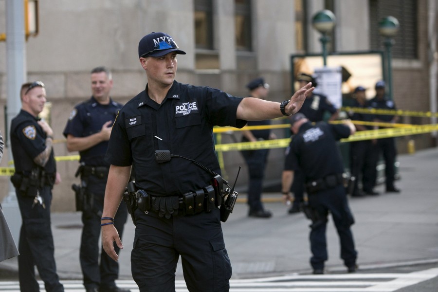 Police investigate the scene of a shooting at a federal office building in Lower Manhattan, New York August 21, 2015. One person was killed and another was critically wounded after gunfire broke out at a federal building in Lower Manhattan on Friday, New York police and fire officials said. The shooting, which took place at a building that houses an immigration court, resulted in a single fatality at the scene, a spokesman for the Fire Department of New York said. REUTERS/Andrew Kelly