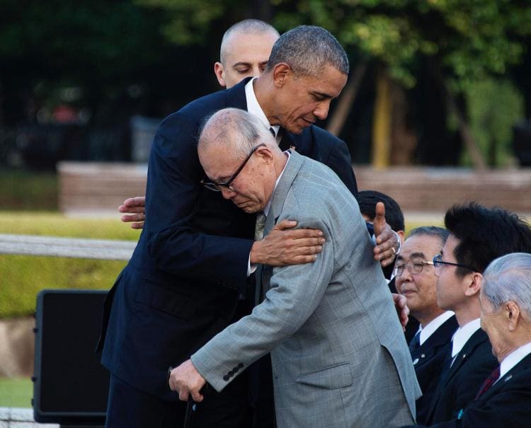 President Obama hugging Hiuroshima survivor (courtesy nydailynews.com)