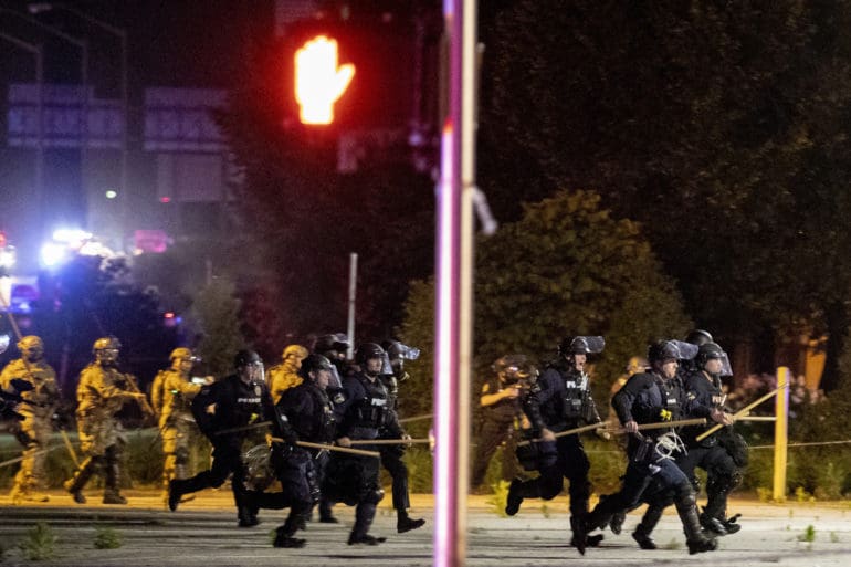 louisville police shoot rioter