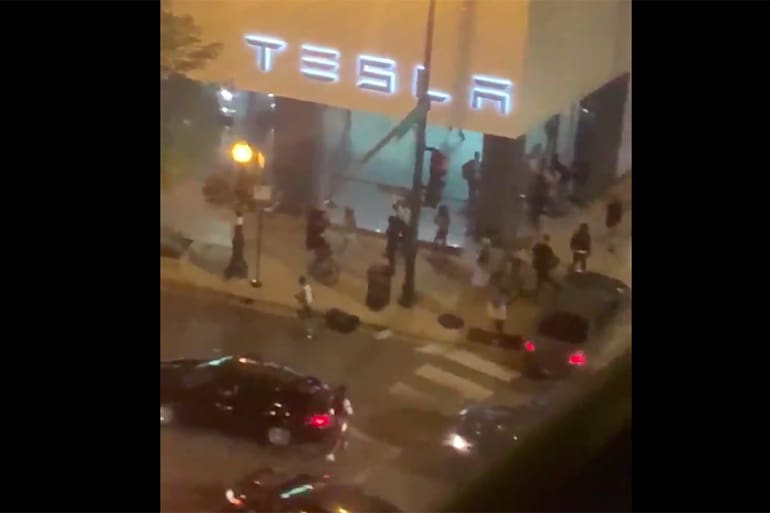 Chicago miracle mile riot looting